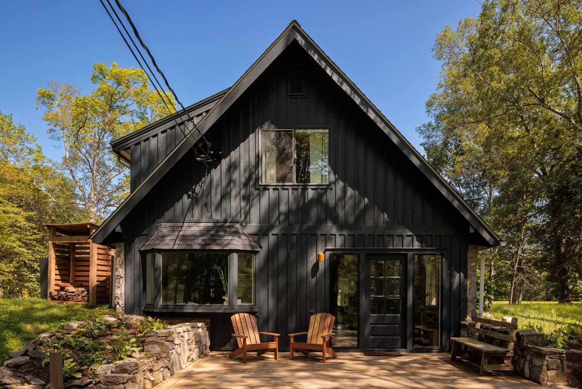 Rhinebeck home w/cedar sauna + hot tub on 50 acres