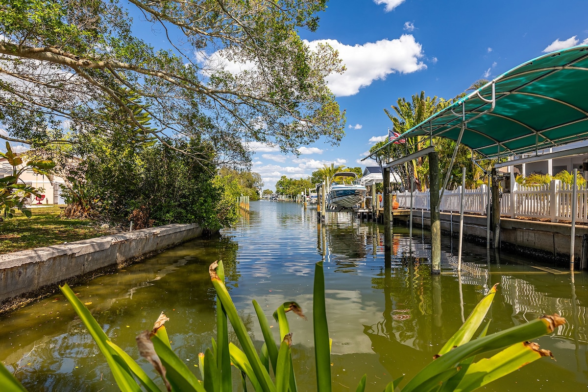 Canal Front King Bed Condo + 5 min to Anna Maria