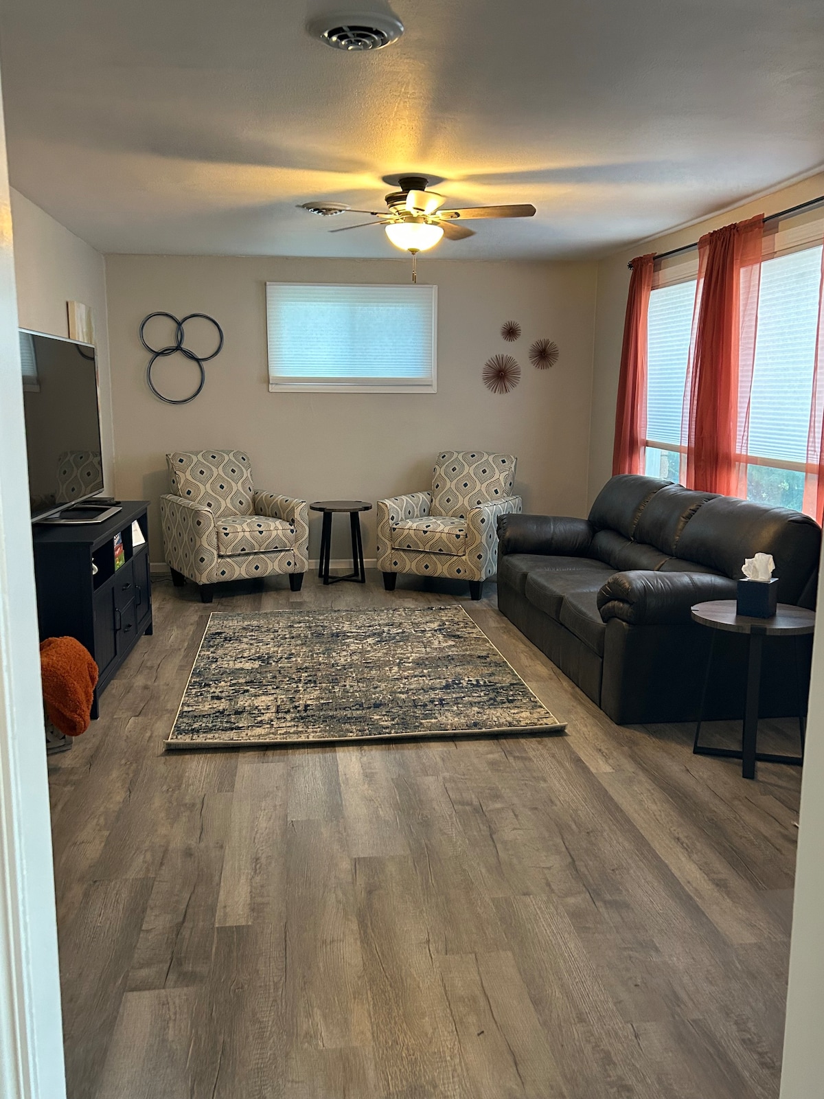 3bd 1ba home 1 mile from stadium