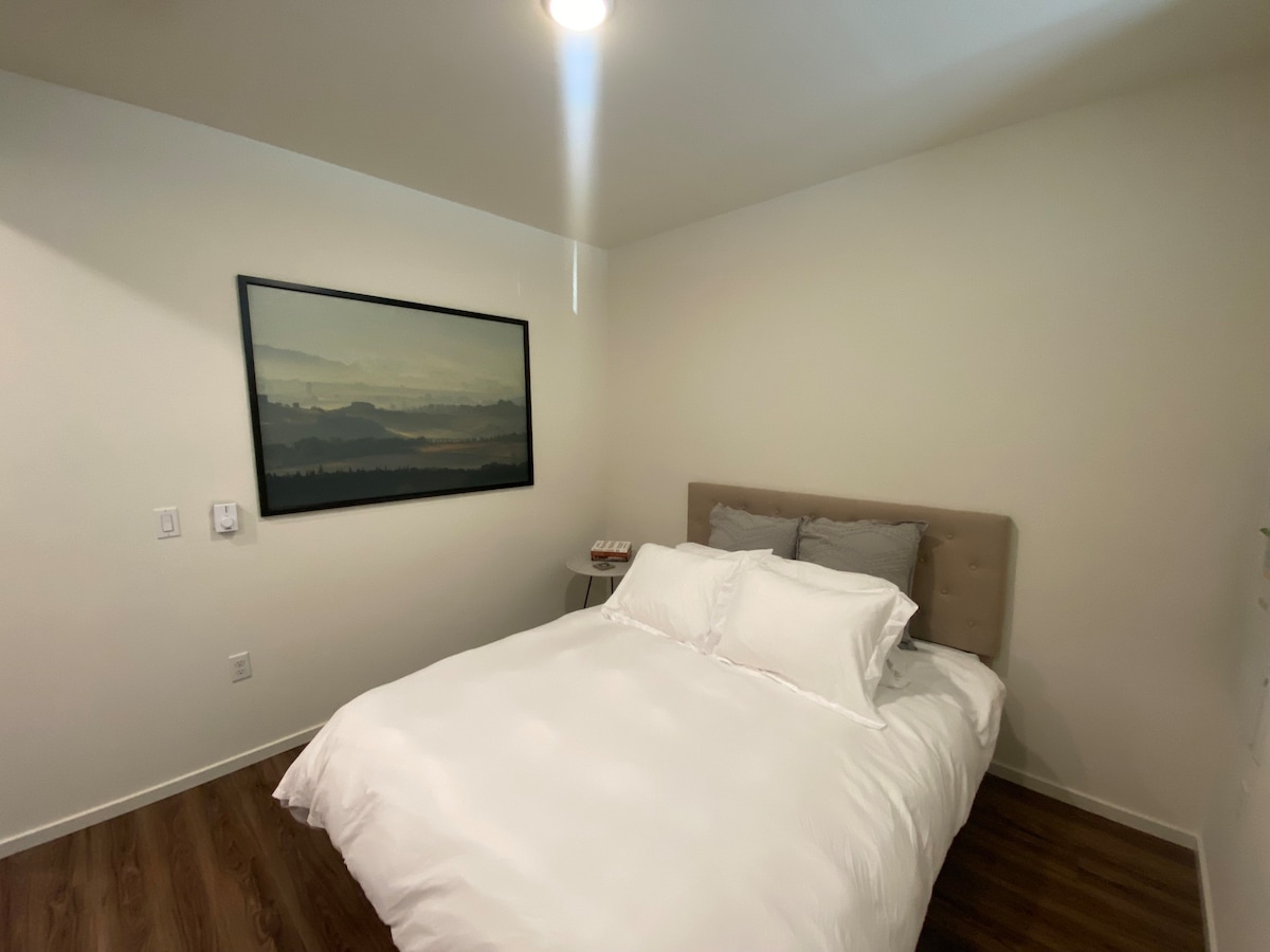 Central Location, Modern 1 Bedroom Apt with AC