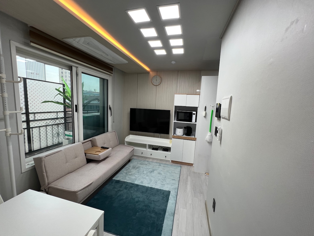 서울용산에 위치한 스마트한 신축 단독주택 3층 독채 가족룸