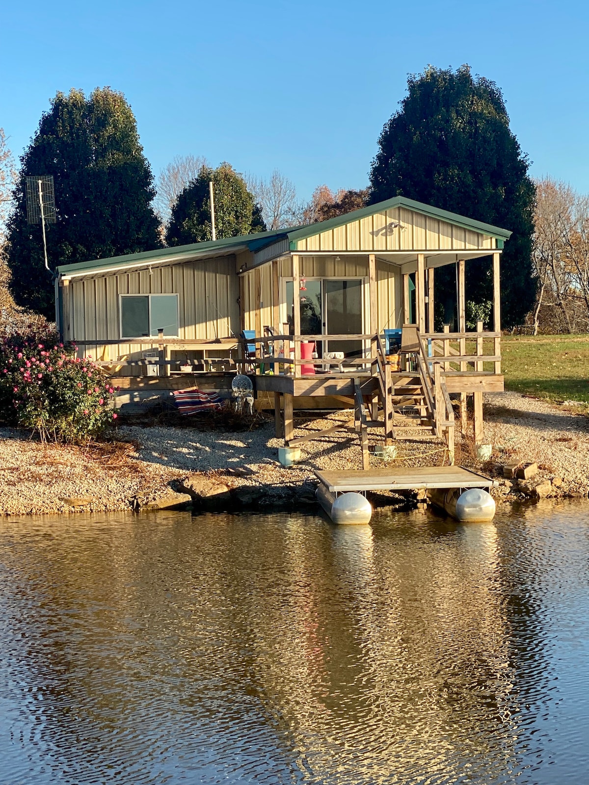 Carol’s Lakefront Cabin