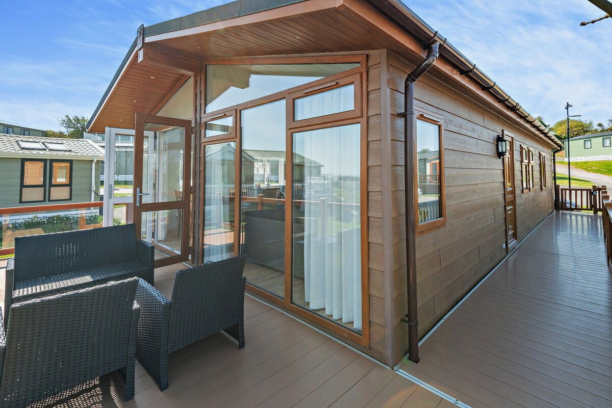 Superb Swanage 3-Bed Lodge with Sea Views Sleeps 6