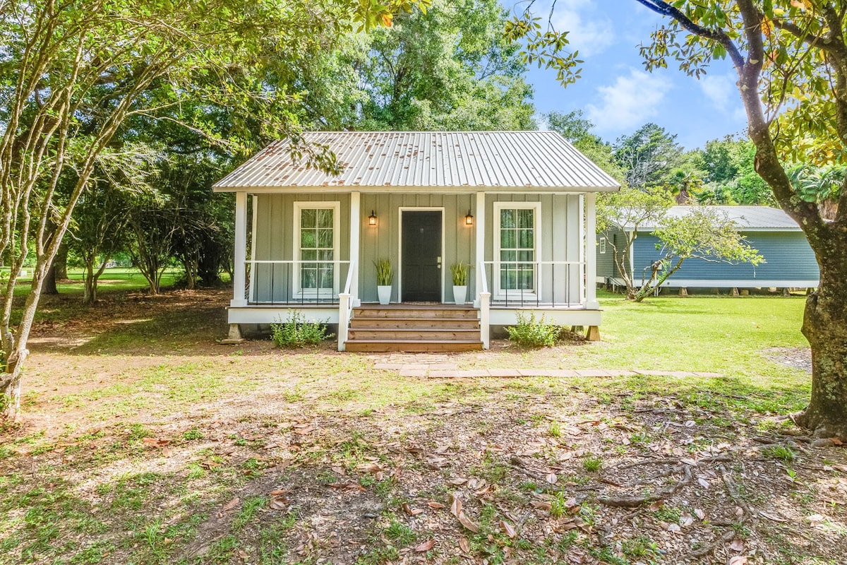 Chic & tranquil 1BR hideaway near Hwy 90