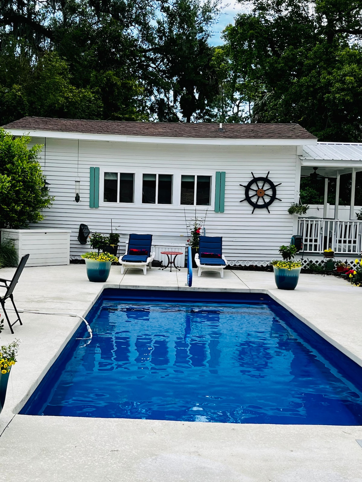 Poolside Paradise!