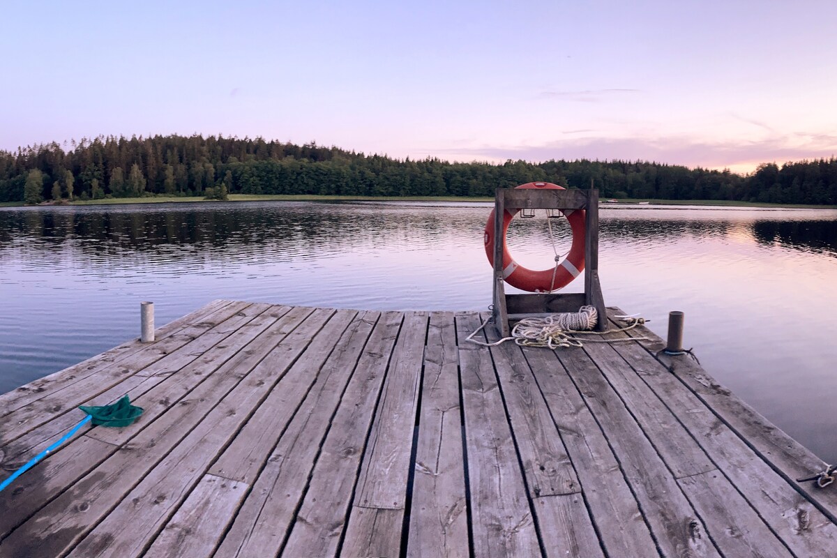 Malerisches Sommerhaus direkt am See, mit Sauna