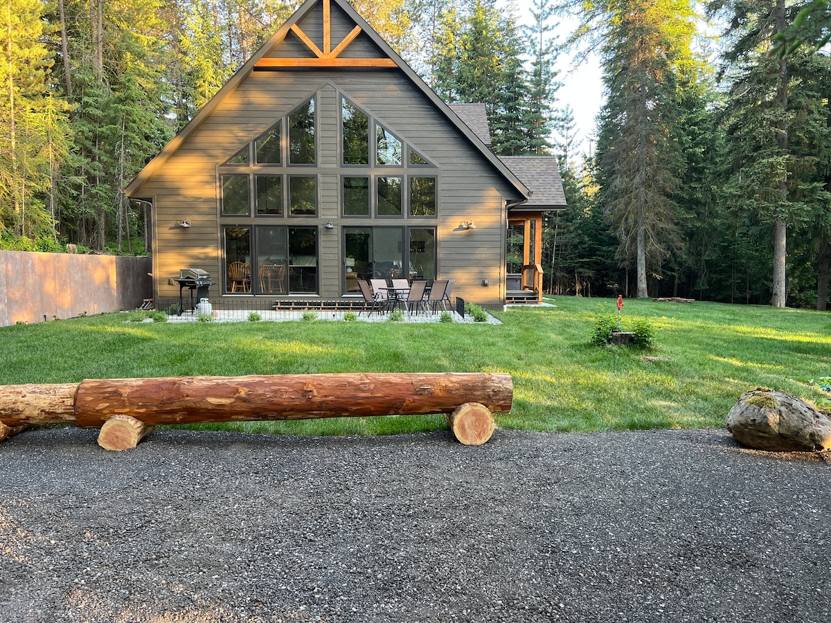 Brand New 3 BDR Cabin w/hot tub