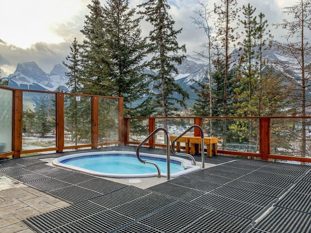 Stunning Unobstructed Mountain Views + Two HotTubs