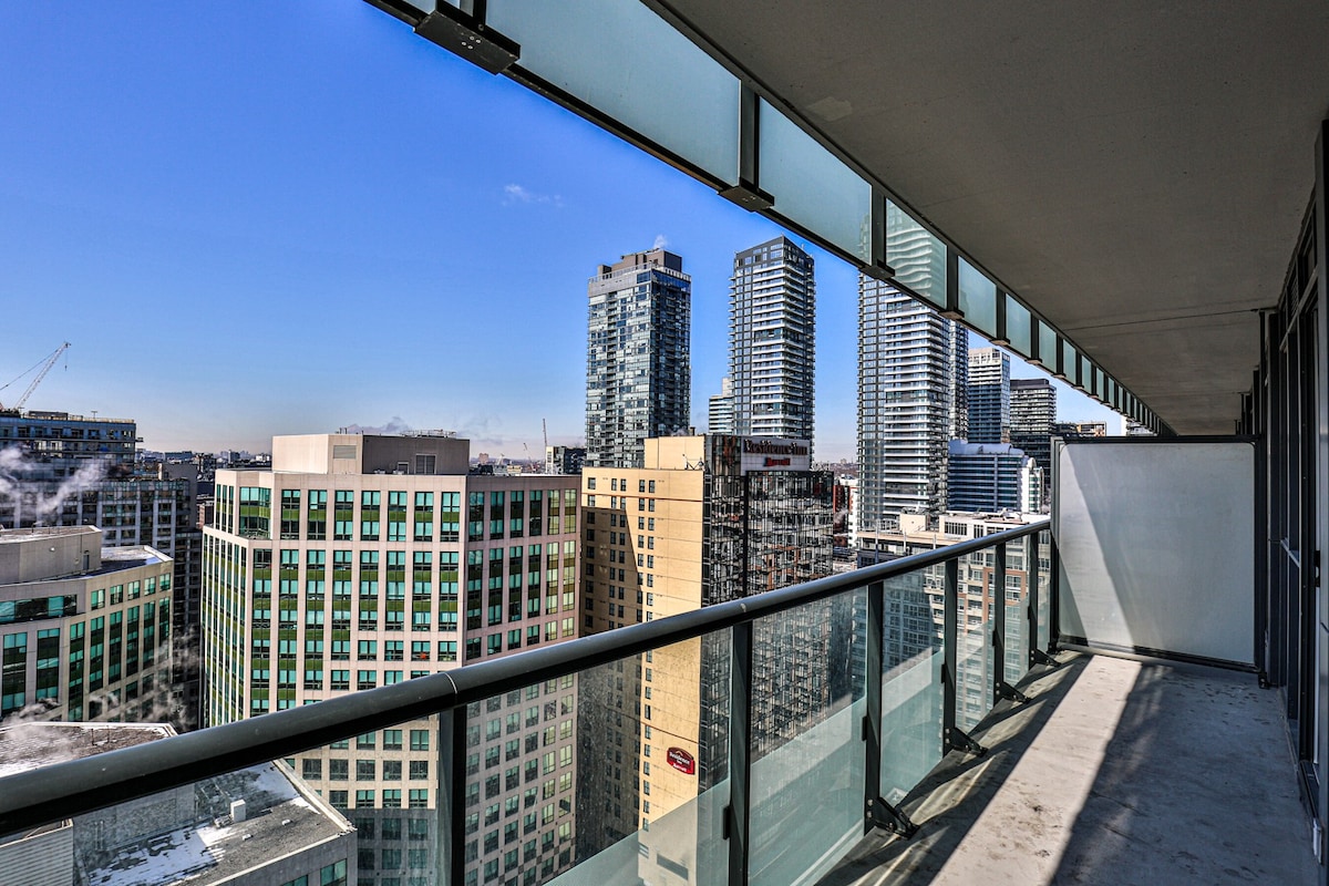 Executive Suite: steps from the CN Tower.