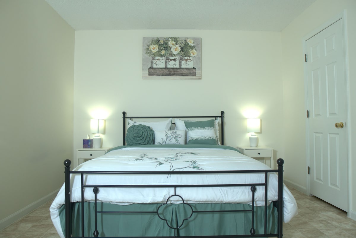 Emerald Room|Private Bath|Spacoius|Close2Hospital