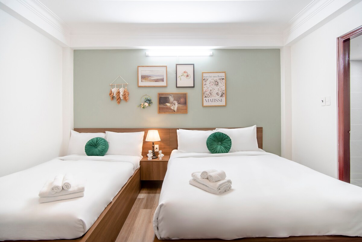 Clean Triple Hotel room|Ben Thanh market