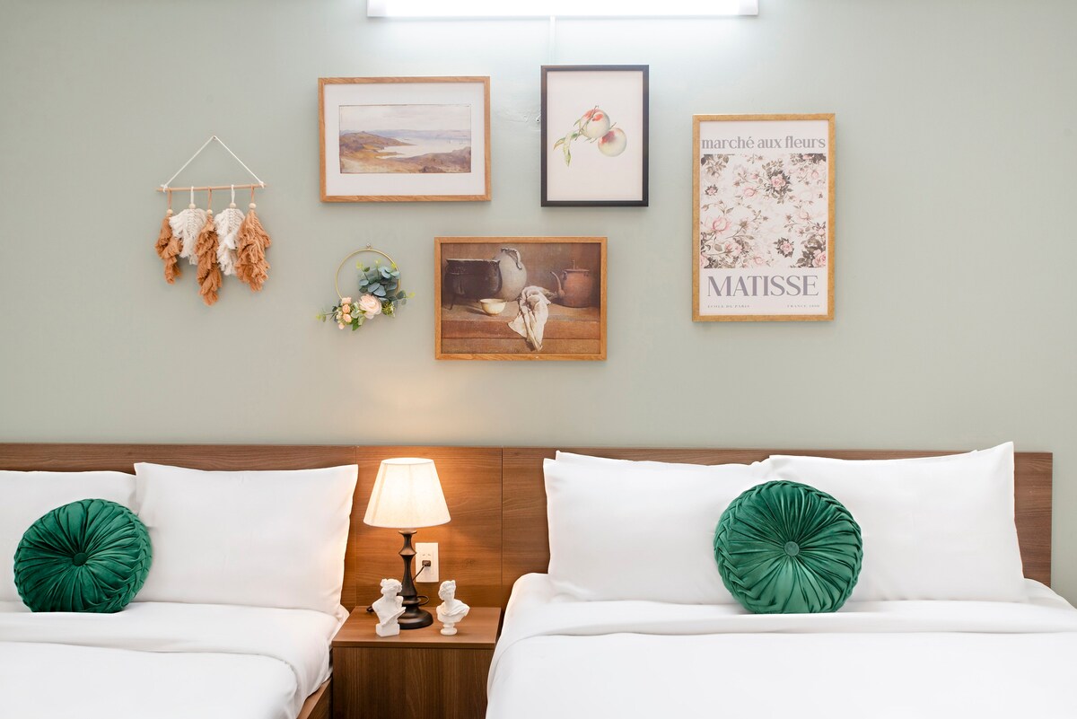 Clean Triple Hotel room|Ben Thanh market