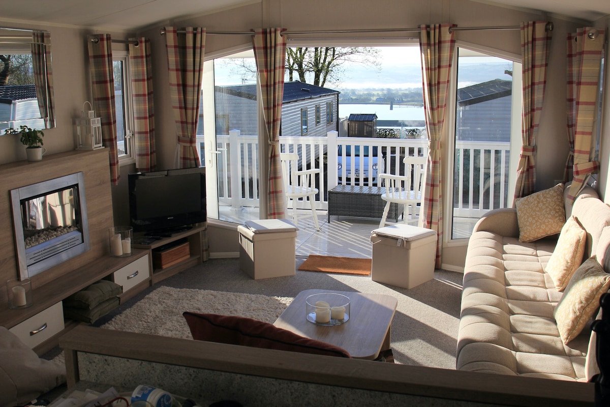 Cosy cabin in Ribble Valley, stunning lake view