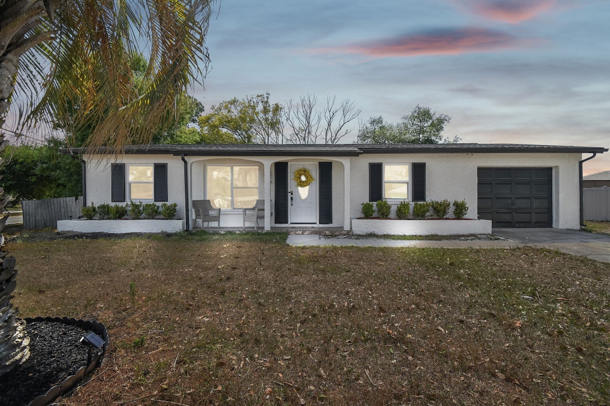 Home Near Weeki Wachee, King Bed, Huge Backyard