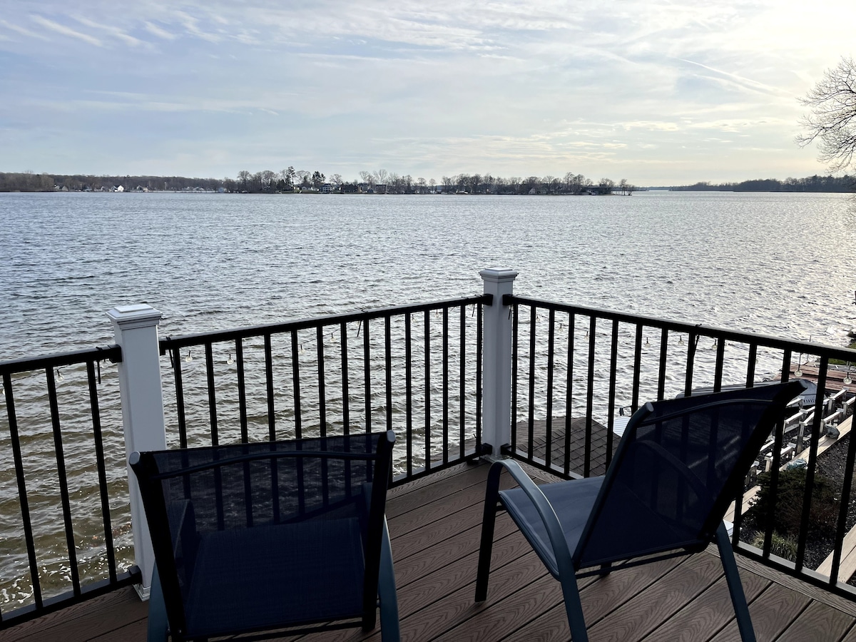 4 bd, 3 bath Gun Lake waterfront