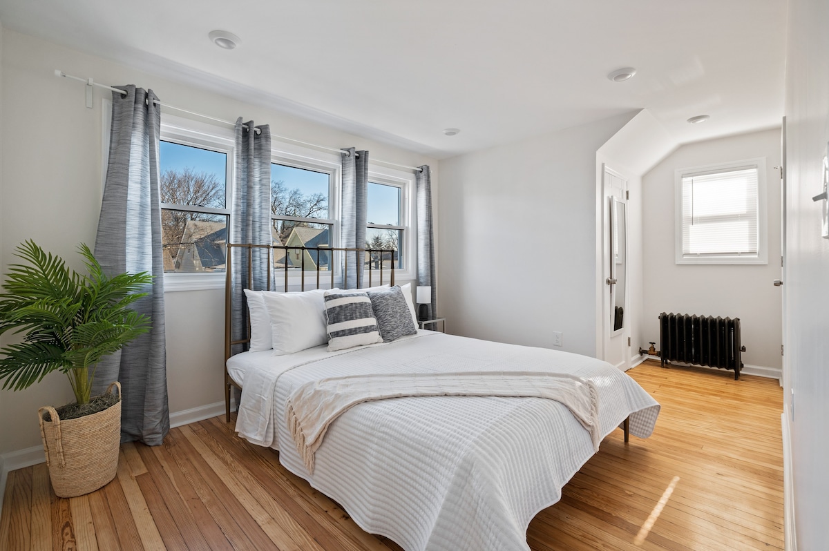 Two floor Urban Oasis: King Bed | Near NYC Train