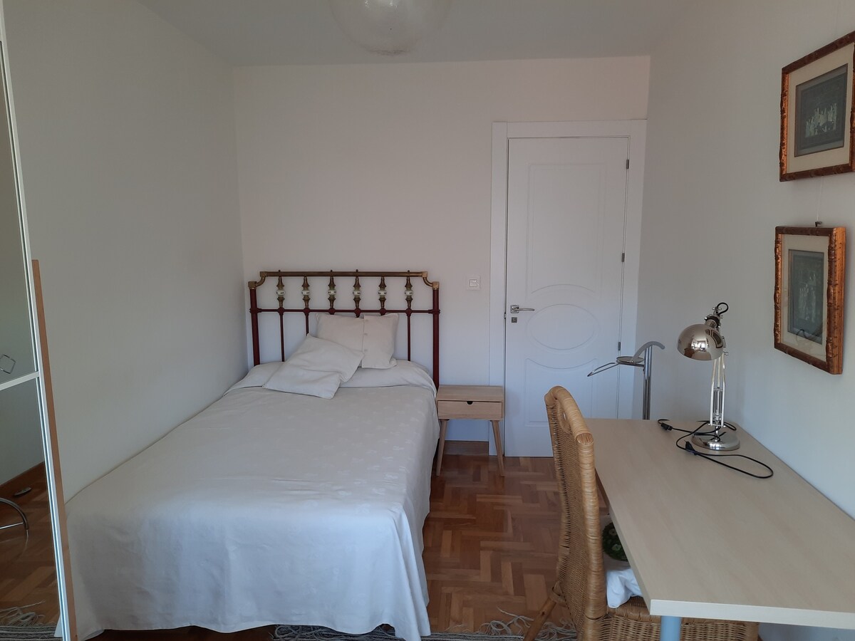 Habitación cómoda y céntrica con baño privado.