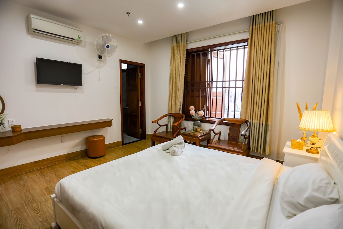 Superior Room 1Bed with City View/ My Khe Beach