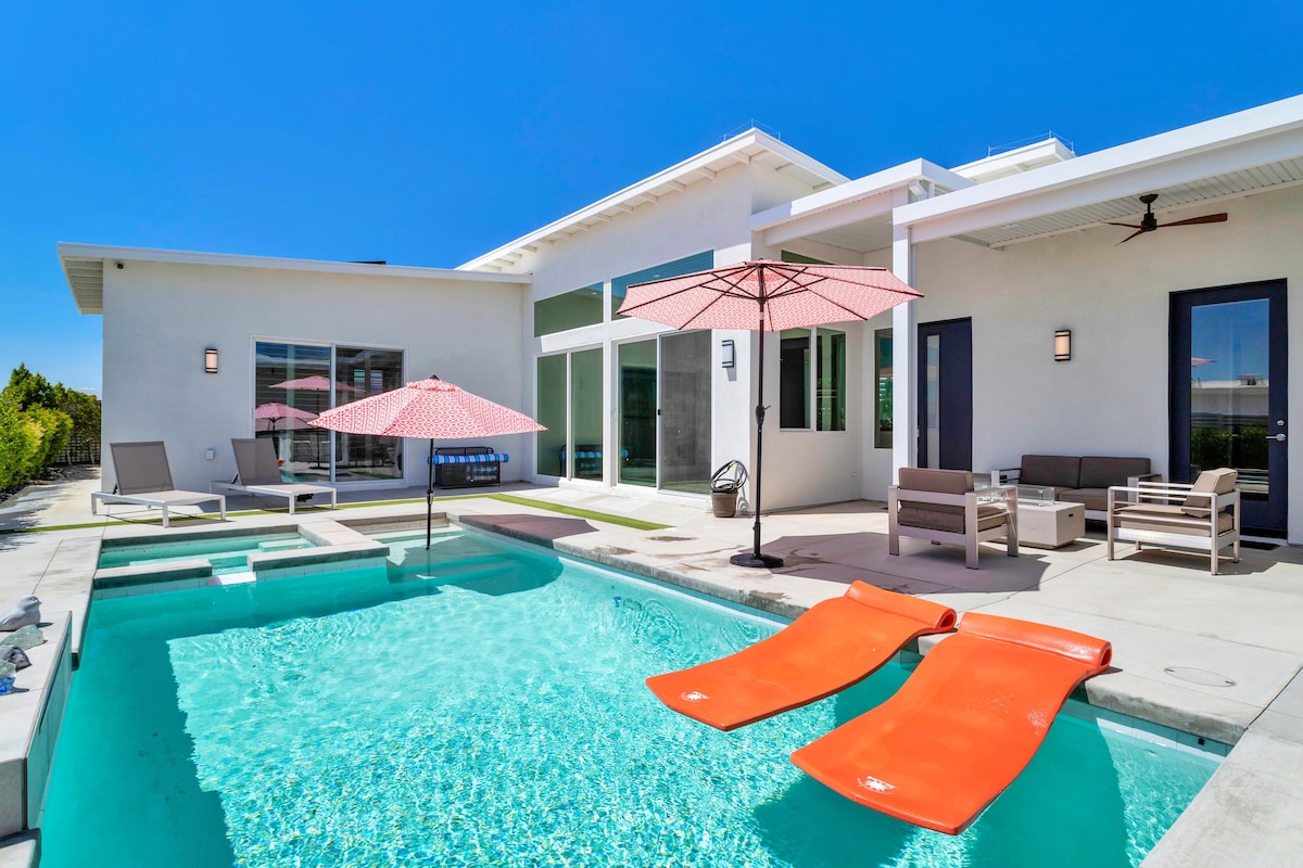 Fun in the sun - outdoor kitchen and pool table