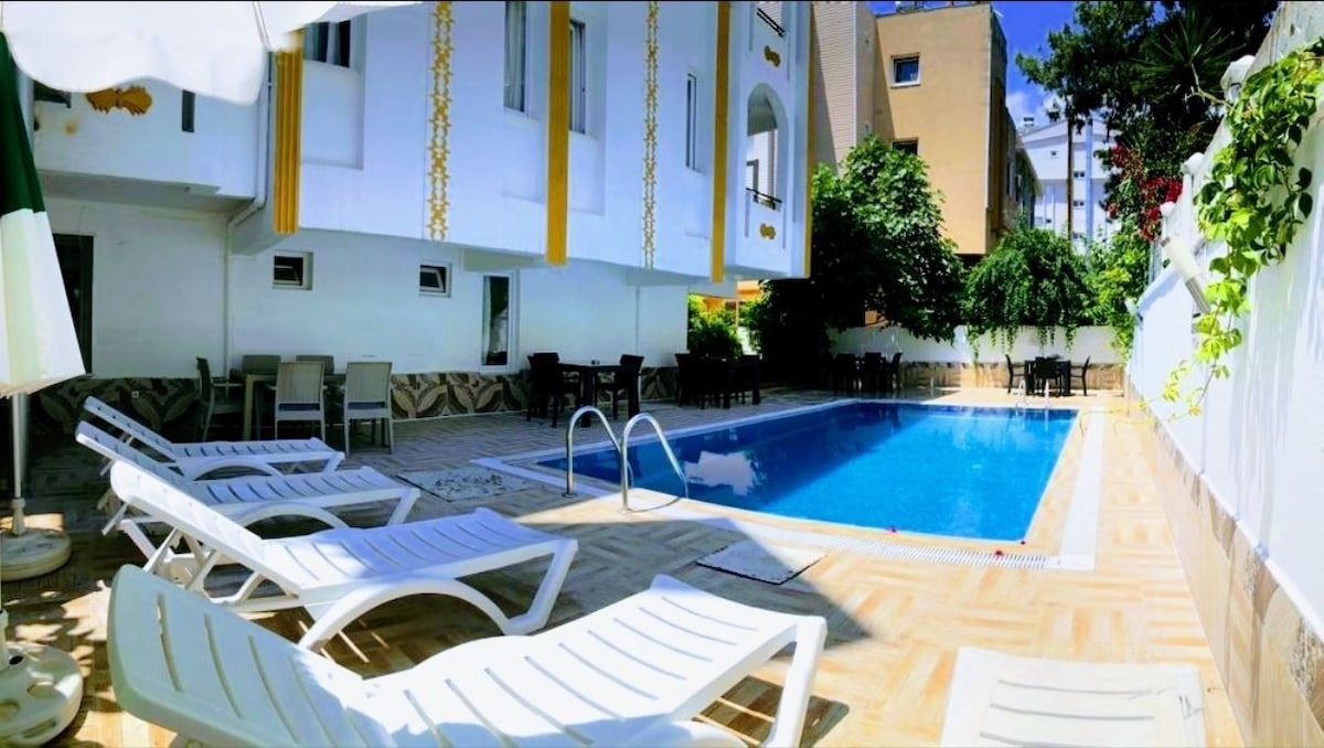 酒店带泳池，靠近Konyaaltı海滩