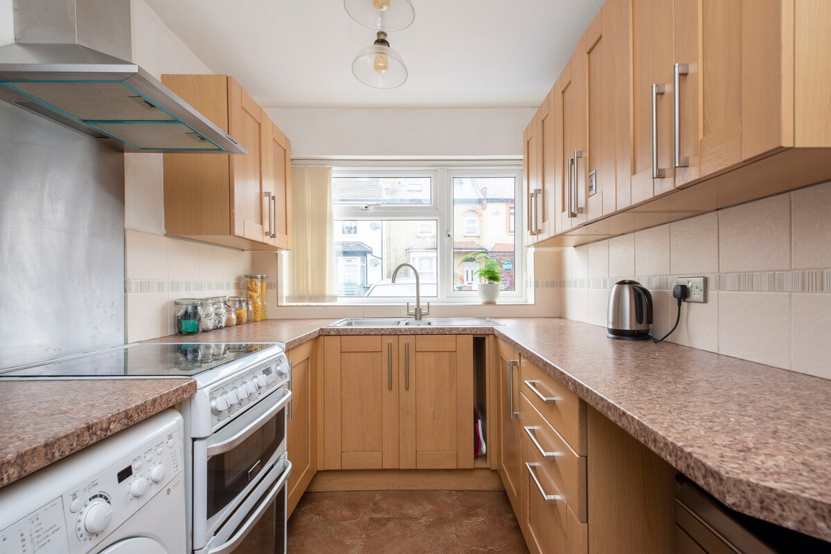 3 bed hse w/parking, near to tube station & shops