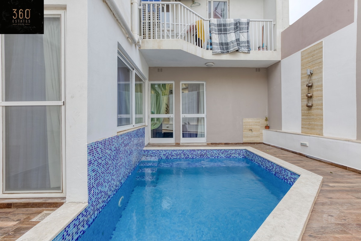 Central 4BR, massive APT with private POOL & BBQ