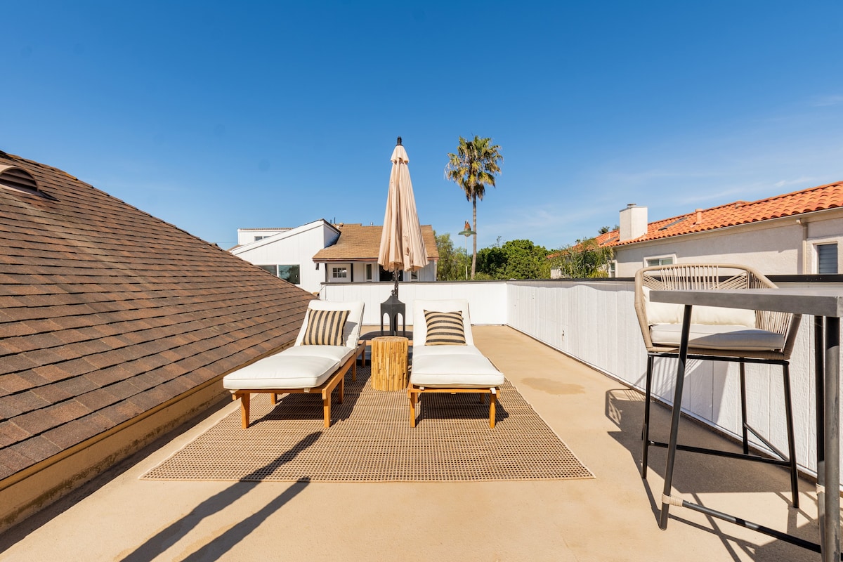 Walk to Beach! Patio, Rooftop, Yard, BBQ!Downtown