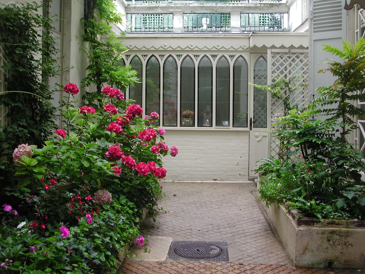 Quiet house  in the heart Paris