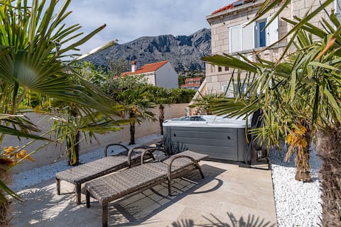 Jakuzzi Villa Suartini Orebić with balcony view