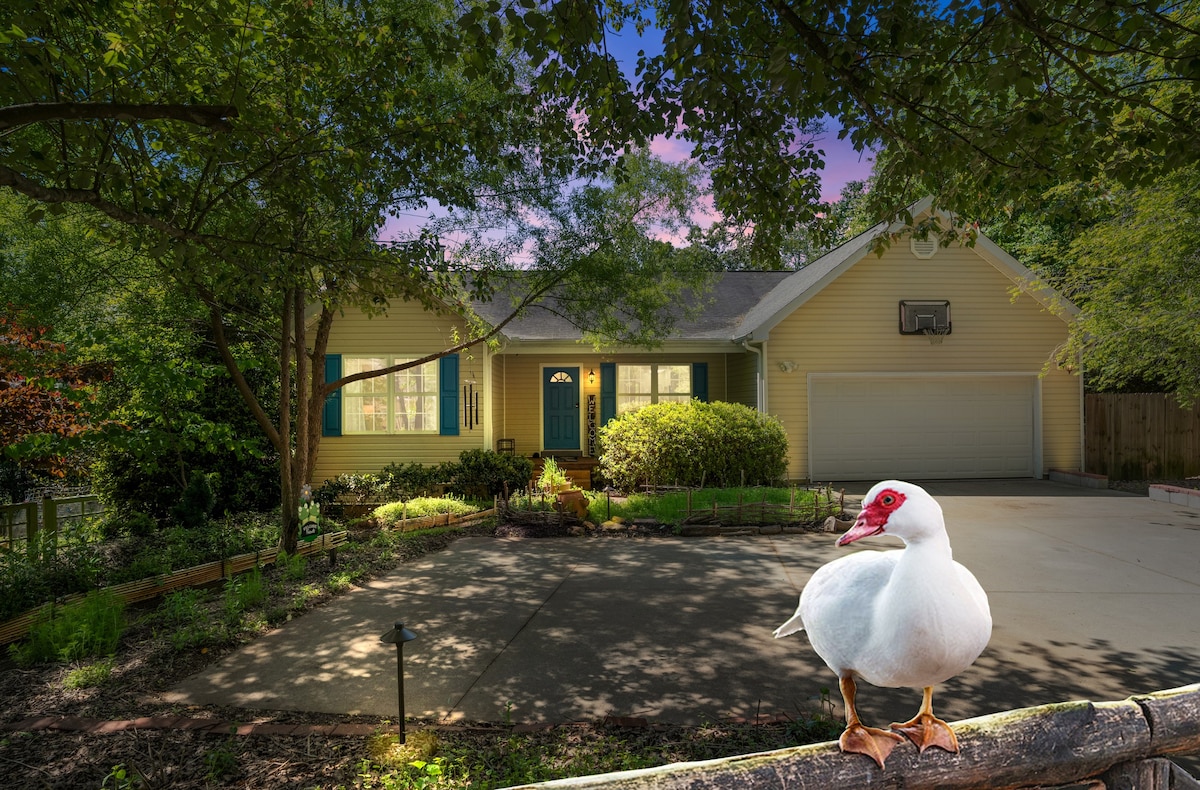 Delightful Duck Farm Cottage - Park pass included!