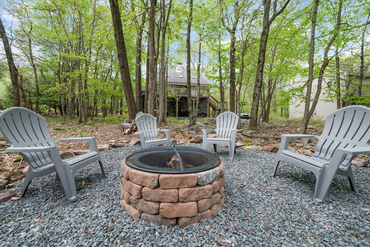 BearRock~4Bed~2Bth~KingBed~HotTub~Modern~w/FirePit