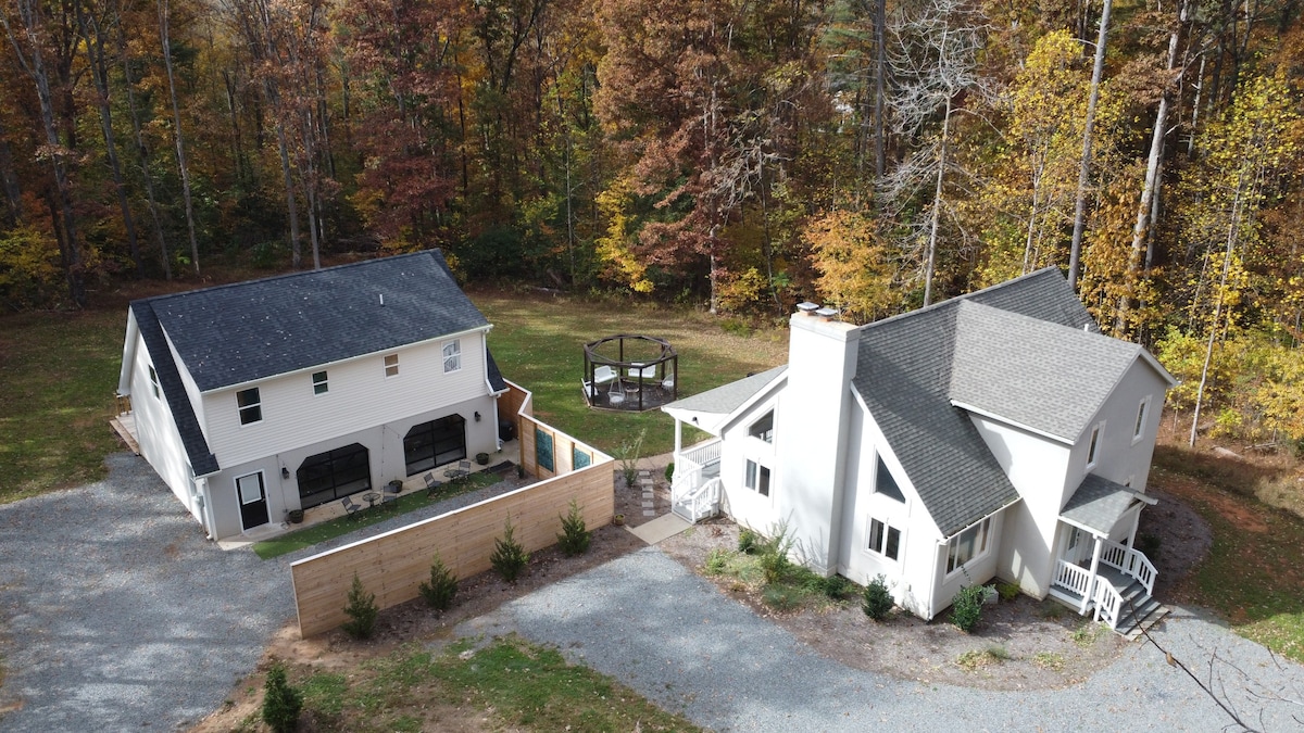 Sleeps 18: 2 Game Rooms, Fire Pits, & Wine Trail