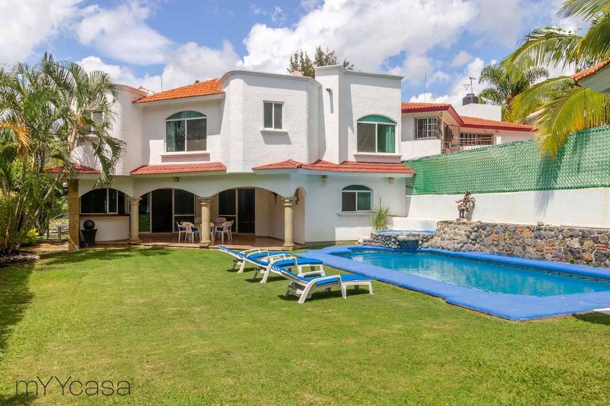Beautiful House w/Pool in Lomas Cocoyoc by mYYcasa