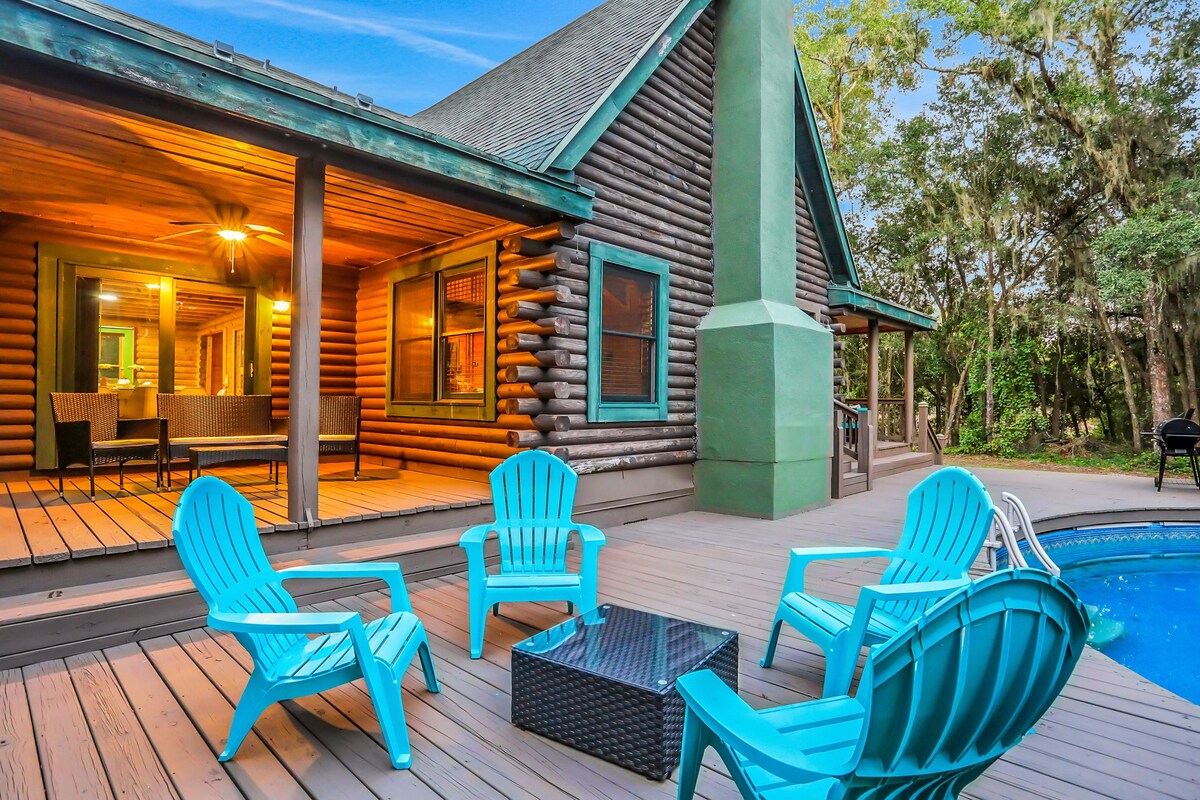 Cozy 4BR Cabin with BBQ and pool