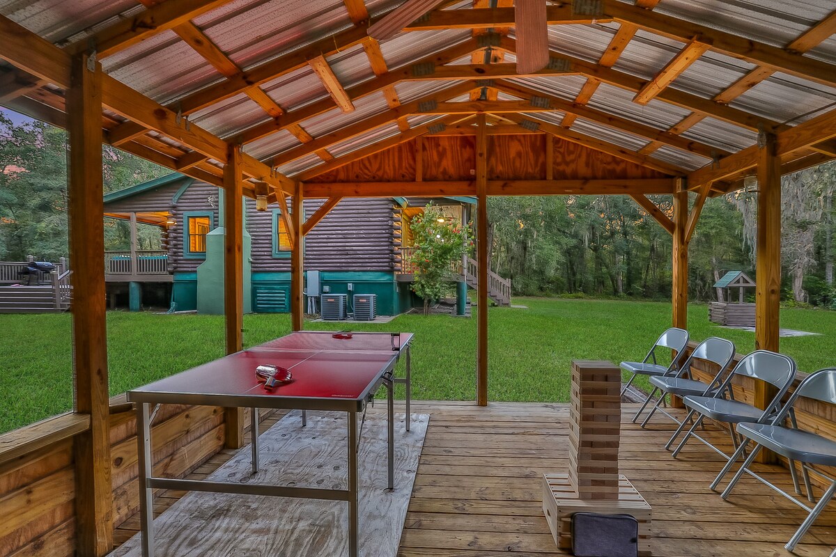 Cozy 4BR Cabin with BBQ and pool