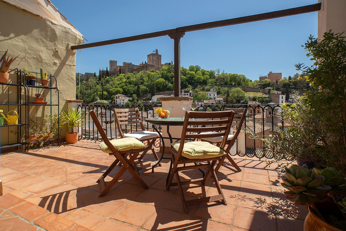 House with a view to the Alhambra