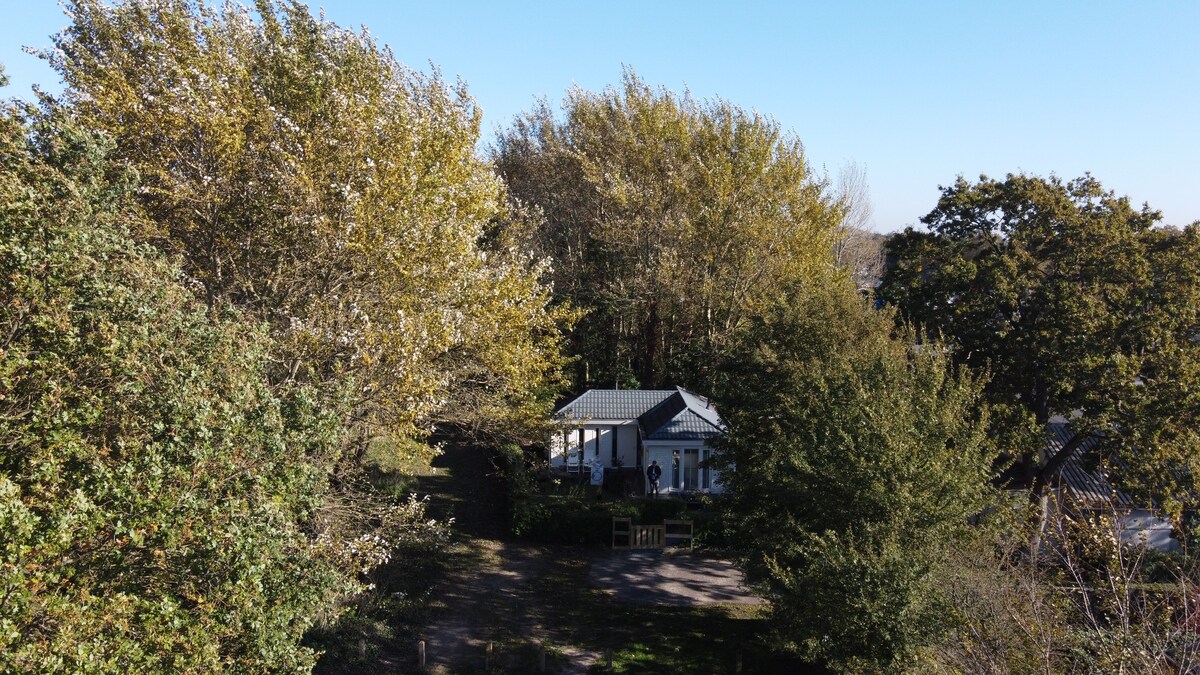 Vrijstaande chalet vlakbij het strand en zwembad!