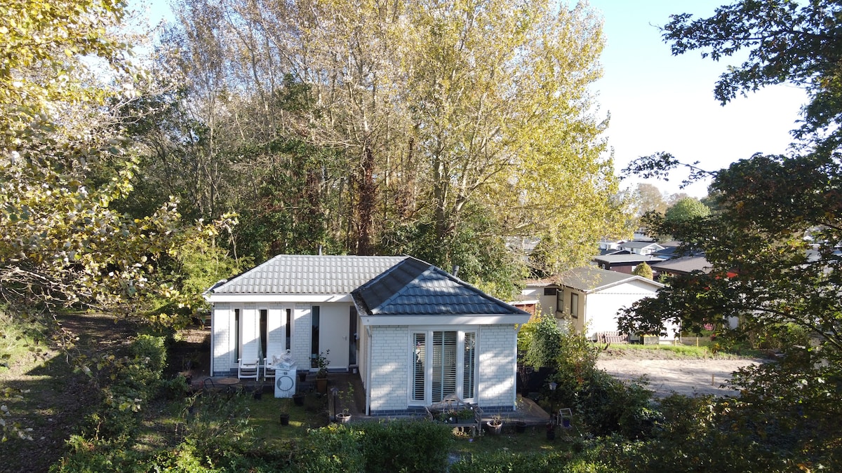 Vrijstaande chalet vlakbij het strand en zwembad!