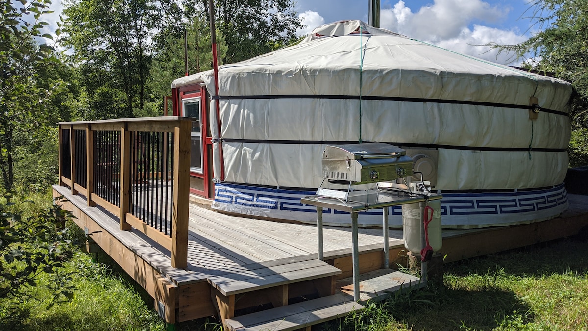 The Scarlet Yurt Cabin ，温馨的壁炉