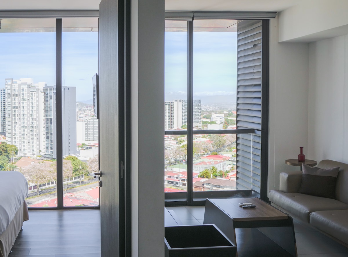 Best apartment in San Jose, steps from Sabana Park