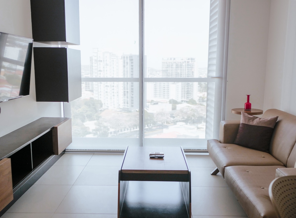 Best apartment in San Jose, steps from Sabana Park