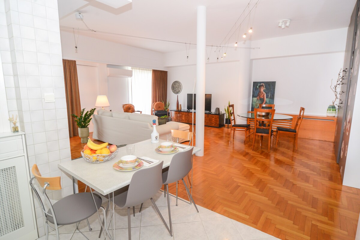 Sunny, stylish and comfortable * near the center!