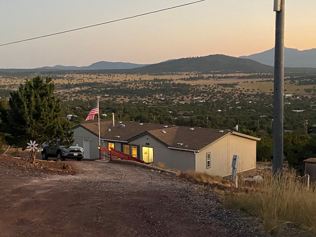 Grand Canyon Sunset Hill~Views~Porch Sitting~Comfy