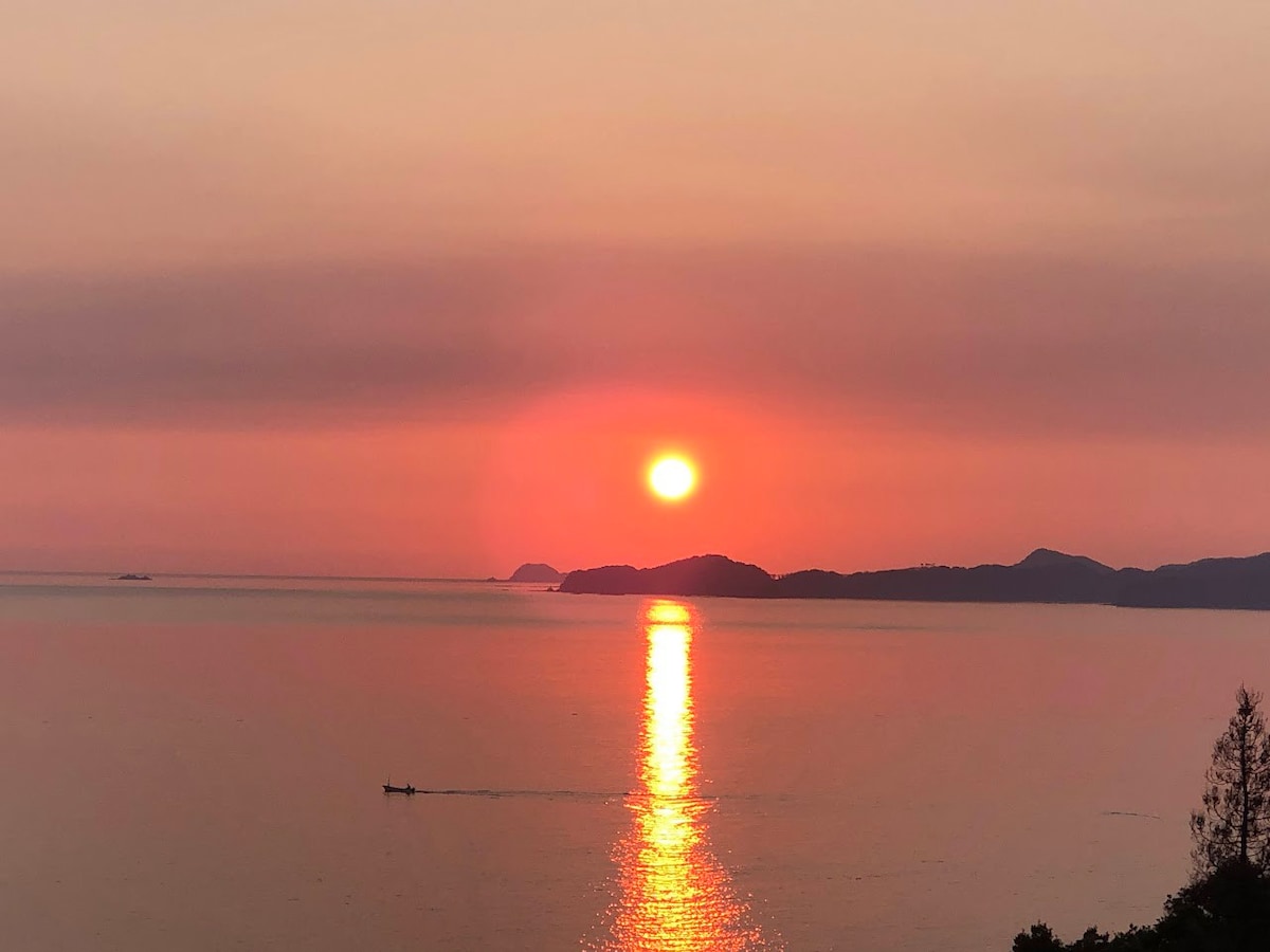 从浴缸中欣赏到日落的客房