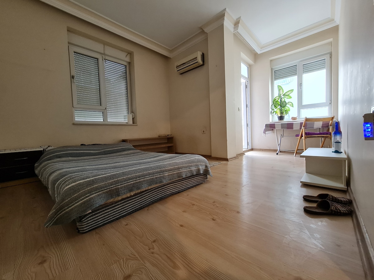 Authentic Room close to sea & uni.
animal friendly