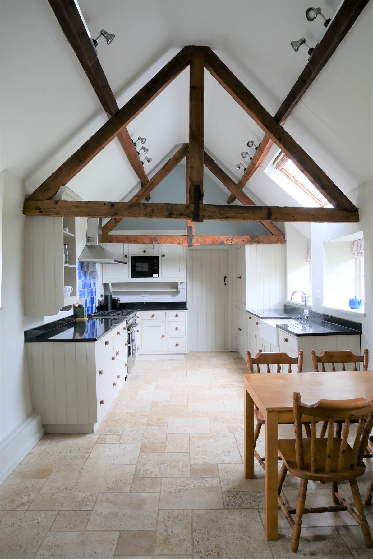 Spacious Cotswold Cottage with super king bed