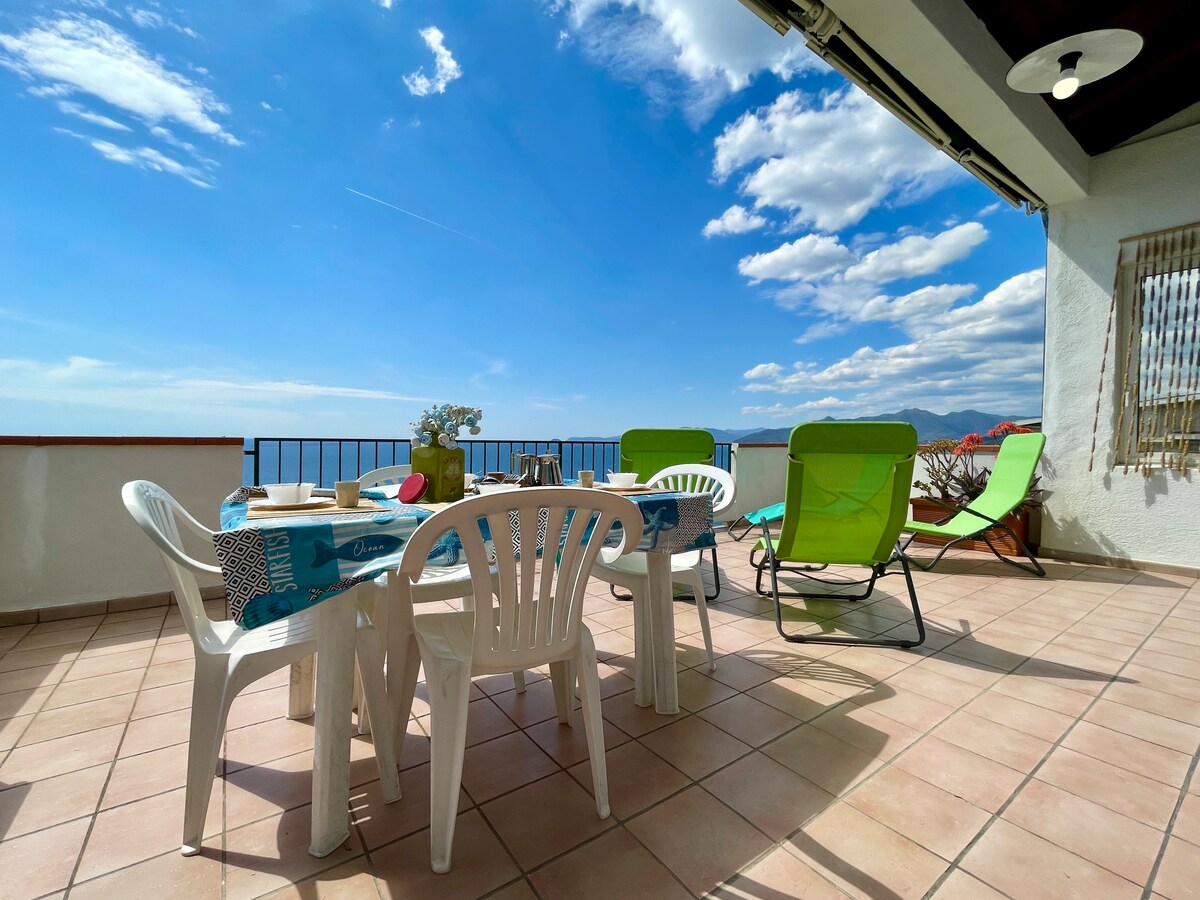 Your Villa by the Sea [View -Free Parking - WiFi]