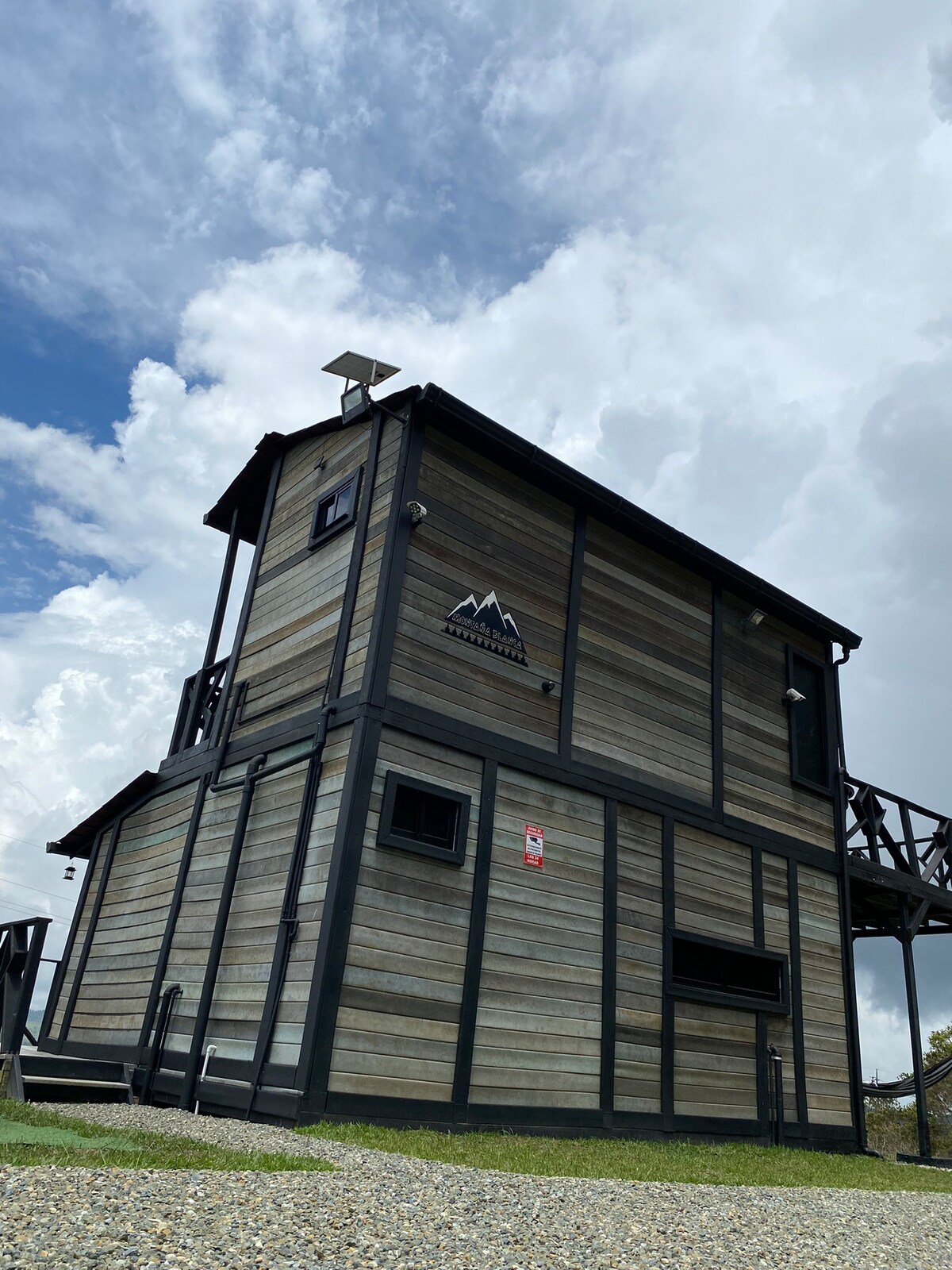 Cabaña junto a represa