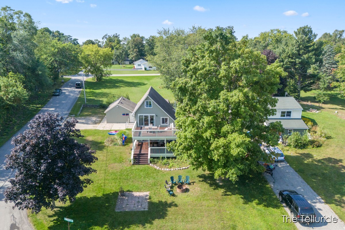 Tranquil, Unique, Cozy Family Home near the Lake