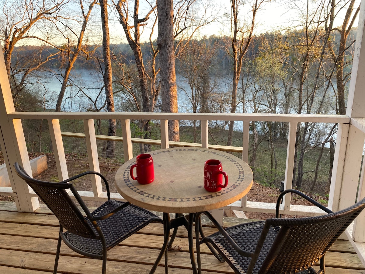 River Retreat-Treetop waterfront home, big views!